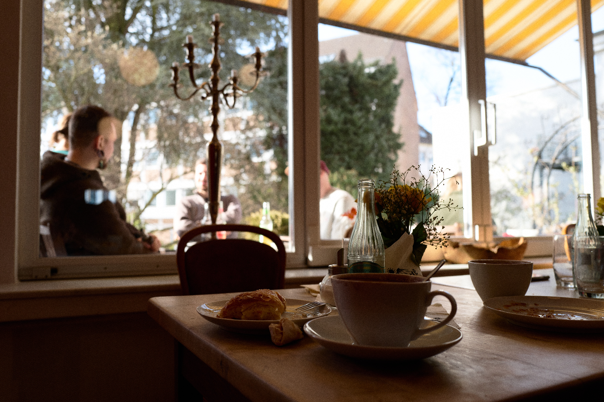 Kaffee am Fenster